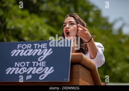 NEW YORK, NEW YORK – 22. JUNI: Alexandria Ocasio-Cortez, D-N.Y., spricht am Wochenende vor dem New York Democratic Primary St. Mary's Park am 22. JUNI 2024 im Stadtteil Bronx von New York City. (Foto: Michael Nigro/SIPA USA) Credit: SIPA USA/Alamy Live News Stockfoto