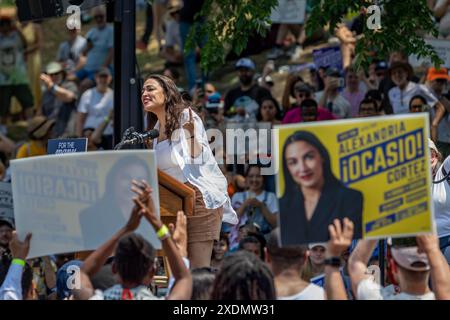 NEW YORK, NEW YORK – 22. JUNI: Alexandria Ocasio-Cortez, D-N.Y., spricht am Wochenende vor dem New York Democratic Primary St. Mary's Park am 22. JUNI 2024 im Stadtteil Bronx von New York City. (Foto: Michael Nigro/SIPA USA) Credit: SIPA USA/Alamy Live News Stockfoto