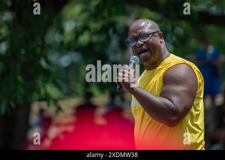 NEW YORK, NEW YORK – 22. JUNI: Jamaal Bowman (D-NY) spricht am Wochenende vor dem New York Democratic Primary St. Mary's Park am 22. JUNI 2024 im New Yorker Stadtteil Bronx. (Foto: Michael Nigro/SIPA USA) Credit: SIPA USA/Alamy Live News Stockfoto