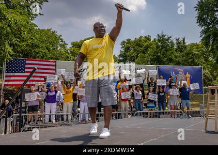 NEW YORK, NEW YORK – 22. JUNI: Jamaal Bowman (D-NY) spricht am Wochenende vor dem New York Democratic Primary St. Mary's Park am 22. JUNI 2024 im New Yorker Stadtteil Bronx. (Foto: Michael Nigro/SIPA USA) Credit: SIPA USA/Alamy Live News Stockfoto