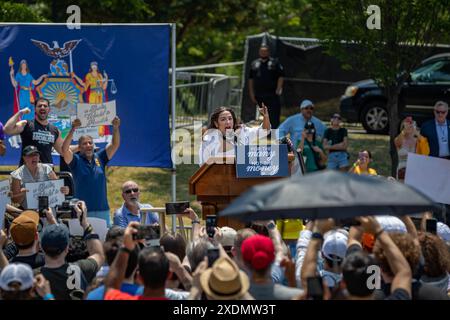 NEW YORK, NEW YORK – 22. JUNI: Alexandria Ocasio-Cortez, D-N.Y., spricht am Wochenende vor dem New York Democratic Primary St. Mary's Park am 22. JUNI 2024 im Stadtteil Bronx von New York City. (Foto: Michael Nigro/SIPA USA) Credit: SIPA USA/Alamy Live News Stockfoto