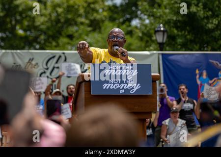 NEW YORK, NEW YORK – 22. JUNI: Jamaal Bowman (D-NY) spricht am Wochenende vor dem New York Democratic Primary St. Mary's Park am 22. JUNI 2024 im New Yorker Stadtteil Bronx. (Foto: Michael Nigro/SIPA USA) Credit: SIPA USA/Alamy Live News Stockfoto