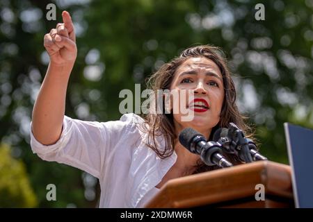 NEW YORK, NEW YORK – 22. JUNI: Alexandria Ocasio-Cortez, D-N.Y., spricht am Wochenende vor dem New York Democratic Primary St. Mary's Park am 22. JUNI 2024 im Stadtteil Bronx von New York City. (Foto: Michael Nigro/SIPA USA) Credit: SIPA USA/Alamy Live News Stockfoto