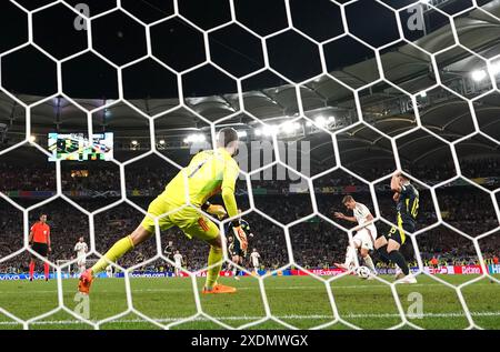 Der ungarische Kevin Csoboth erzielt das erste Tor des Spiels während des Gruppenspiels der UEFA Euro 2024 in der Stuttgarter Arena. Bilddatum: Sonntag, 23. Juni 2024. Stockfoto