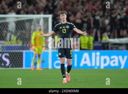 Der schottische Jack Hendry reagiert während des Gruppenspiels der UEFA Euro 2024 in der Stuttgarter Arena. Bilddatum: Sonntag, 23. Juni 2024. Stockfoto