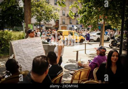 Paris, Frankreich. Juni 2024. Ein Demonstrant trägt während der Demonstration ein Plakat mit der Aufschrift "die Mehrheit der Muslime in Frankreich ist nicht antisemitisch". Eine Woche vor der ersten Runde der Parlamentswahlen, die am Sonntag 30. Juni stattfinden wird, riefen 200 feministische Gruppen und Verbände zu einer Demonstration gegen die extreme Rechte und die nationale Rallye-Partei auf. Quelle: SOPA Images Limited/Alamy Live News Stockfoto