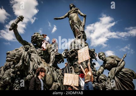 Paris, Frankreich. Juni 2024. Die Demonstranten halten Plakate beim Besteigen des Monuments „Le Triomphe de la République“ am Place de la Nation in Paris und halten während einer Demonstration Schilder. Eine Woche vor der ersten Runde der Parlamentswahlen, die am Sonntag 30. Juni stattfinden wird, riefen 200 feministische Gruppen und Verbände zu einer Demonstration gegen die extreme Rechte und die nationale Rallye-Partei auf. Quelle: SOPA Images Limited/Alamy Live News Stockfoto