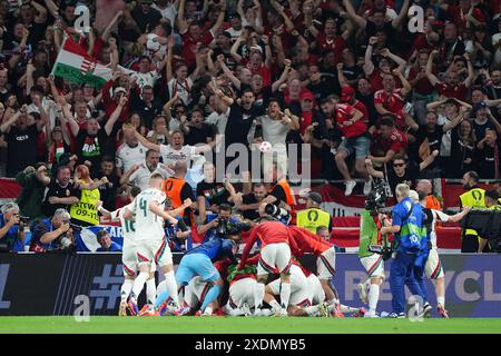 Der ungarische Kevin Csoboth feiert mit seinen Teamkollegen, nachdem er beim Gruppenspiel der UEFA Euro 2024 in der Stuttgarter Arena das erste Tor des Spiels erzielt hat. Bilddatum: Sonntag, 23. Juni 2024. Stockfoto