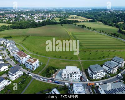 Blick aus der Vogelperspektive auf das Wohngebiet und die grünen Felder Stockfoto