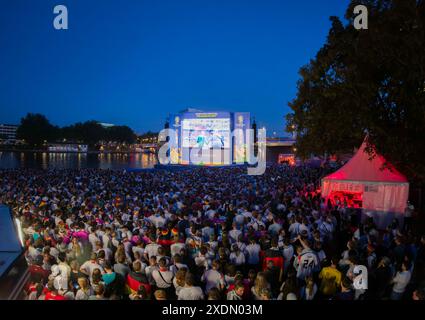 23. Juni 2024, Hessen, Frankfurt/Main: Fußball: Europameisterschaft, öffentliche Sicht Schweiz - Deutschland. Fußballfans sehen das Spiel in der Fanzone am Mainufer. Foto: Andreas Arnold/dpa Stockfoto