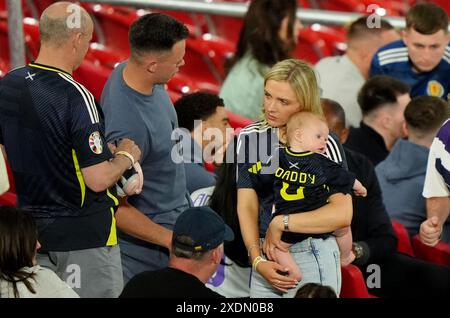 Schottlands Lawrence Shankland mit seiner Verlobten Nicole Curran, in ...