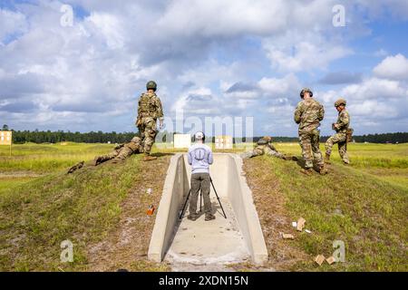 US-Soldaten, die dem 4. Bataillon, 118. Infanterieregiment, 218. Manöver Enhancement Brigade, South Carolina Army National Guard, zugewiesen sind, führen eine Qualifikationstabelle für die integrierte Trainingswaffenstrategie (ITWS) für das neu aufgestellte Next Generation Squad Weapon Weaple (NGSW-R) XM7 und Next Generation Squad Weapon Automatic Rifle (NGSW-AR) XM250 durch. während einer einwöchigen Trainingsveranstaltung in Fort Stewart, Georgia, am 20. Juni 2024. Während der ersten vier Tage lernten die Soldaten die technischen und taktischen Fähigkeiten der XM7 und XM250 kennen und setzten dann das Training fort, indem sie beide feuerten und auf Null setzten Stockfoto