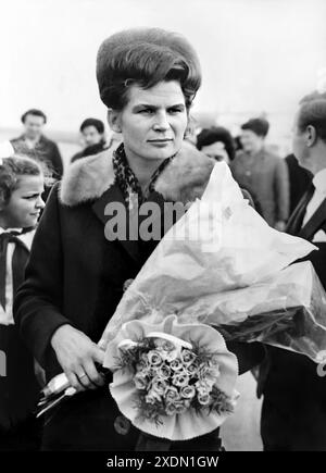 1966 , 13 . oktober , Bruxelles , BELGIEN : die erste russische Raumfahrerin VALENTINA TERESCHKOWA ( Tereškova , 6 . märz 1937 ) trifft am Flughafen Bruxelles ein , um über die belgisch-sowjetische Dekade zu sprechen . Die sowjetische Kosmonautin und Ingenieurin und die erste Frau, die im Weltraum geflogen ist, wurde aus mehr als vierhundert Bewerbern und fünf Finalisten ausgewählt, um am 16. Juni 1963 Wostok 6 zu fliegen. Um dem Kosmonautenkorps beizutreten, wurde Tereschkowa nur ehrenamtlich in die sowjetische Luftwaffe aufgenommen und damit auch die erste Zivilperson, die im Weltraum flog. Unbekannter Fotograf. - ANAMNESE - Stockfoto