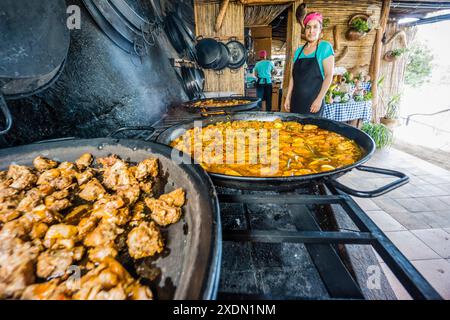 Paella mallorquina, Restaurant Sa Foradada, Valldemossa, Naturpark Sierra de Tramuntana. Mallorca, balearen, spanien, europa. Stockfoto