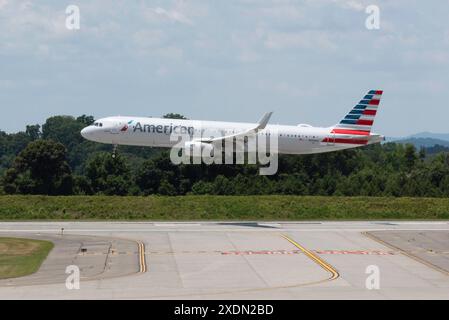 Der neue $8 Millionen Charlotte Airport Overlook ist bereits gut genutzt mit Spielplätzen, Aussichtsbereichen, Bildungseinrichtungen, Kampfflugzeugen, Picknicktischen, und Food Trucks. Stockfoto