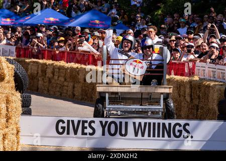 Edmonton, Kanada. Juni 2024. Die Rib Eye Metzger hängen oben auf dem letzten Sprung im Red Bull Soap Box Derby in Edmonton. Mehr als 400 Einsendungen gingen ein. 58 Teilnehmer, die ausgewählt wurden, mussten auftreten, bevor sie ihre Soap Box Cars auf die Strecke brachten. Die Beiträge wurden von den Richtern für Leistung, Gesamtlook und Zeit gewählt. Die Fans stimmten für ihr Lieblingsteam aus der Seifenbox. (Foto: Ron Palmer/SOPA Images/SIPA USA) Credit: SIPA USA/Alamy Live News Stockfoto