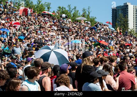 Edmonton, Alberta, Kanada. Juni 2024. Fans besuchen das Red Bull Soap Box Derby in Edmonton. Mehr als 400 Einsendungen gingen ein. 58 Teilnehmer, die ausgewählt wurden, mussten auftreten, bevor sie ihre Soap Box Cars auf die Strecke brachten. â die Beiträge wurden von den Richtern für Leistung, Gesamtlook und Zeit gewählt. Die Fans stimmten für ihr Lieblingsteam aus der Seifenbox. (Credit Image: © Ron Palmer/SOPA Images via ZUMA Press Wire) NUR REDAKTIONELLE VERWENDUNG! Nicht für kommerzielle ZWECKE! Stockfoto