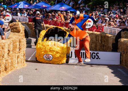 Edmonton, Kanada. Juni 2024. Die ZfighterZ schiebten ihren Wagen „The Nimbus“, nachdem sie kurz nachdem sie die Startrampe des Red Bull Soap Box Derby in Edmonton hinuntergefahren hatten. Mehr als 400 Einsendungen gingen ein. 58 Teilnehmer, die ausgewählt wurden, mussten auftreten, bevor sie ihre Soap Box Cars auf die Strecke brachten. Die Beiträge wurden von den Richtern für Leistung, Gesamtlook und Zeit gewählt. Die Fans stimmten für ihr Lieblingsteam aus der Seifenbox. (Foto: Ron Palmer/SOPA Images/SIPA USA) Credit: SIPA USA/Alamy Live News Stockfoto