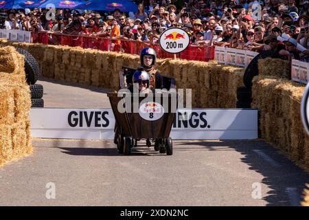 Edmonton, Kanada. Juni 2024. Die Coal Roller nehmen an dem Red Bull Soap Box Derby Kurs in Edmonton Teil. Mehr als 400 Einsendungen gingen ein. 58 Teilnehmer, die ausgewählt wurden, mussten auftreten, bevor sie ihre Soap Box Cars auf die Strecke brachten. Die Beiträge wurden von den Richtern für Leistung, Gesamtlook und Zeit gewählt. Die Fans stimmten für ihr Lieblingsteam aus der Seifenbox. (Foto: Ron Palmer/SOPA Images/SIPA USA) Credit: SIPA USA/Alamy Live News Stockfoto