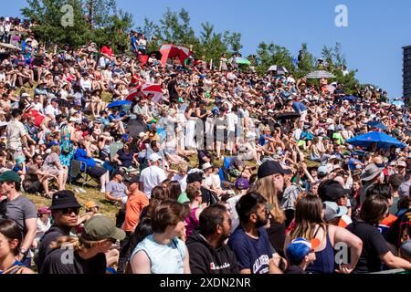 Edmonton, Kanada. Juni 2024. Fans besuchen das Red Bull Soap Box Derby in Edmonton. Mehr als 400 Einsendungen gingen ein. 58 Teilnehmer, die ausgewählt wurden, mussten auftreten, bevor sie ihre Soap Box Cars auf die Strecke brachten. Die Beiträge wurden von den Richtern für Leistung, Gesamtlook und Zeit gewählt. Die Fans stimmten für ihr Lieblingsteam aus der Seifenbox. (Foto: Ron Palmer/SOPA Images/SIPA USA) Credit: SIPA USA/Alamy Live News Stockfoto