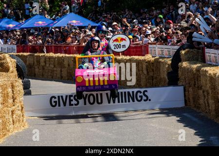 Edmonton, Kanada. Juni 2024. Team Barbie geht den letzten Sprung beim Red Bull Soap Box Derby in Edmonton. Mehr als 400 Einsendungen gingen ein. 58 Teilnehmer, die ausgewählt wurden, mussten auftreten, bevor sie ihre Soap Box Cars auf die Strecke brachten. Die Beiträge wurden von den Richtern für Leistung, Gesamtlook und Zeit gewählt. Die Fans stimmten für ihr Lieblingsteam aus der Seifenbox. (Foto: Ron Palmer/SOPA Images/SIPA USA) Credit: SIPA USA/Alamy Live News Stockfoto