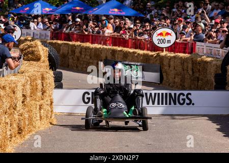 Edmonton, Kanada. Juni 2024. Die Verkleidung des eBike-Wagens fällt nach dem letzten Sprung im Red Bull Soap Box Derby in Edmonton ab. Mehr als 400 Einsendungen gingen ein. 58 Teilnehmer, die ausgewählt wurden, mussten auftreten, bevor sie ihre Soap Box Cars auf die Strecke brachten. Die Beiträge wurden von den Richtern für Leistung, Gesamtlook und Zeit gewählt. Die Fans stimmten für ihr Lieblingsteam aus der Seifenbox. (Foto: Ron Palmer/SOPA Images/SIPA USA) Credit: SIPA USA/Alamy Live News Stockfoto