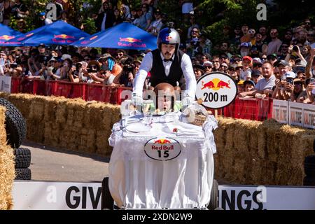 Edmonton, Kanada. Juni 2024. Zoom Service löscht den letzten Sprung im Red Bull Soap Box Derby in Edmonton. Mehr als 400 Einsendungen gingen ein. 58 Teilnehmer, die ausgewählt wurden, mussten auftreten, bevor sie ihre Soap Box Cars auf die Strecke brachten. Die Beiträge wurden von den Richtern für Leistung, Gesamtlook und Zeit gewählt. Die Fans stimmten für ihr Lieblingsteam aus der Seifenbox. (Foto: Ron Palmer/SOPA Images/SIPA USA) Credit: SIPA USA/Alamy Live News Stockfoto