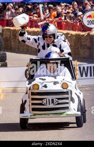 Edmonton, Kanada. Juni 2024. Team Milky Men arbeiten sich den Kurs beim Red Bull Soap Box Derby in Edmonton hinunter. Mehr als 400 Einsendungen gingen ein. 58 Teilnehmer, die ausgewählt wurden, mussten auftreten, bevor sie ihre Soap Box Cars auf die Strecke brachten. Die Beiträge wurden von den Richtern für Leistung, Gesamtlook und Zeit gewählt. Die Fans stimmten für ihr Lieblingsteam aus der Seifenbox. (Foto: Ron Palmer/SOPA Images/SIPA USA) Credit: SIPA USA/Alamy Live News Stockfoto