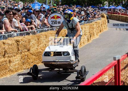 Edmonton, Alberta, Kanada. Juni 2024. Fans besuchen das Red Bull Soap Box Derby in Edmonton. Mehr als 400 Einsendungen gingen ein. 58 Teilnehmer, die ausgewählt wurden, mussten auftreten, bevor sie ihre Soap Box Cars auf die Strecke brachten. â die Beiträge wurden von den Richtern für Leistung, Gesamtlook und Zeit gewählt. Die Fans stimmten für ihr Lieblingsteam aus der Seifenbox. (Credit Image: © Ron Palmer/SOPA Images via ZUMA Press Wire) NUR REDAKTIONELLE VERWENDUNG! Nicht für kommerzielle ZWECKE! Stockfoto