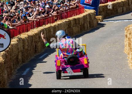 Edmonton, Alberta, Kanada. Juni 2024. Team Barbie ermutigt die Fans, beim Red Bull Soap Box Derby in Edmonton zu jubeln. Mehr als 400 Einsendungen gingen ein. 58 Teilnehmer, die ausgewählt wurden, mussten auftreten, bevor sie ihre Soap Box Cars auf die Strecke brachten. â die Beiträge wurden von den Richtern für Leistung, Gesamtlook und Zeit gewählt. Die Fans stimmten für ihr Lieblingsteam aus der Seifenbox. (Credit Image: © Ron Palmer/SOPA Images via ZUMA Press Wire) NUR REDAKTIONELLE VERWENDUNG! Nicht für kommerzielle ZWECKE! Stockfoto