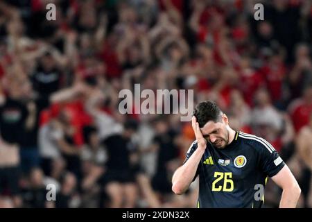 Stuttgart, Deutschland. Juni 2024. Fußball, UEFA Euro 2024, Europameisterschaft, Schottland - Ungarn, Vorrunde, Gruppe A, Spieltag 3, Stuttgart Arena, Schottlands Scott McKenna reagiert, nachdem er ein Tor zugestanden hat. Schottland verliert 1:0. Quelle: Marijan Murat/dpa/Alamy Live News Stockfoto