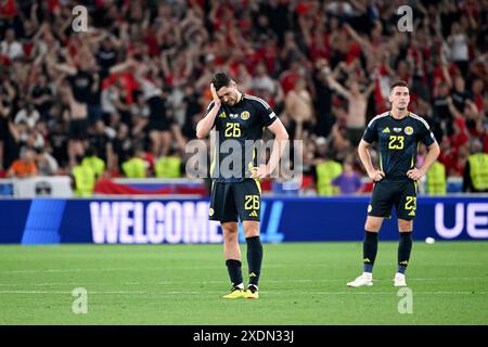 Stuttgart, Deutschland. Juni 2024. Fußball, UEFA Euro 2024, Europameisterschaft, Schottland - Ungarn, Vorrunde, Gruppe A, Spieltag 3, Stuttgart Arena, Schottlands Scott McKenna (l) und Kenny McLean reagieren auf ein Tor. Schottland verliert 1:0. Quelle: Marijan Murat/dpa/Alamy Live News Stockfoto