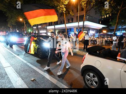 Köln, Deutschland. Juni 2024. Fußball: Europameisterschaft, öffentliche Sicht Schweiz - Deutschland. Die Fans schwenkten nach dem letzten Gruppenspiel der deutschen Mannschaft während einer Autokolonne Fahnen. Quelle: Roberto Pfeil/dpa/Alamy Live News Stockfoto