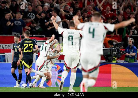 Stuttgart, Deutschland. Juni 2024. Fußball, UEFA Euro 2024, Europameisterschaft, Schottland - Ungarn, Vorrunde, Gruppe A, Spieltag 3, Stuttgart Arena, Ungarns Kevin Csoboth (3vl) feiert mit seinen Teamkollegen nach seinem Ziel 0-1 Credit: Marijan Murat/dpa/Alamy Live News Stockfoto