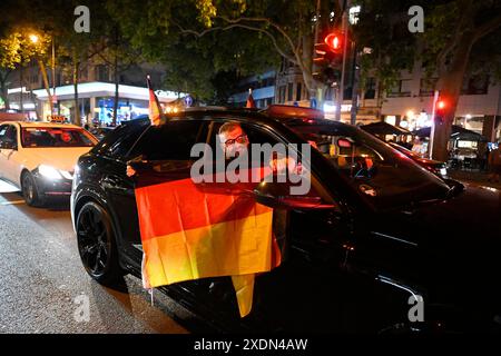 Köln, Deutschland. Juni 2024. Fußball: Europameisterschaft, öffentliche Sicht Schweiz - Deutschland. Die Fans schwenkten nach dem letzten Gruppenspiel der deutschen Mannschaft während einer Autokolonne Fahnen. Quelle: Roberto Pfeil/dpa/Alamy Live News Stockfoto