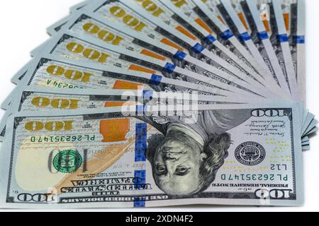 Hundert-Dollar-Scheine, Nahaufnahme der Papierwährung vor weißem Hintergrund 2 Stockfoto