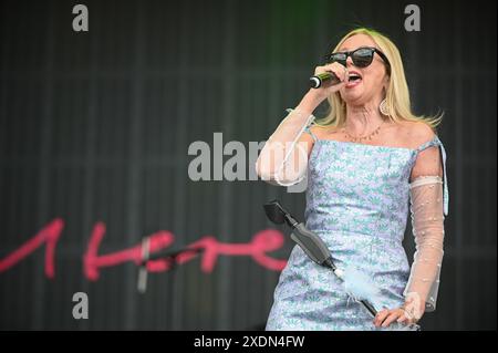 Claire Grogan von Altered Images trat beim Lets Rock Leeds 80s Festival 2024 in Leeds, Großbritannien auf Stockfoto