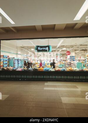 Paris, Frankreich - 16. März 2024: Ein großes normales Geschäft in Frankreich mit mehreren Kunden, die nach Geschenken und anderen Artikeln suchen und die Konz Stockfoto