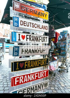 Frankfurt, Deutschland - 1. April 2024: Ein Ausstellungsregal mit verschiedenen Deutschland- und Frankfurter Schildern in einem Frankfurter Souvenirshop, in dem beliebte Tour gezeigt wird Stockfoto