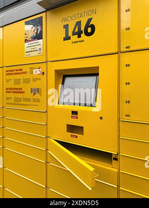 Kehl, Deutschland - April 2024: Eine gelbe DHL Packstation 146 in Kehl, mit interaktivem Bildschirm, Paketfächern und Hinweisschildern Stockfoto