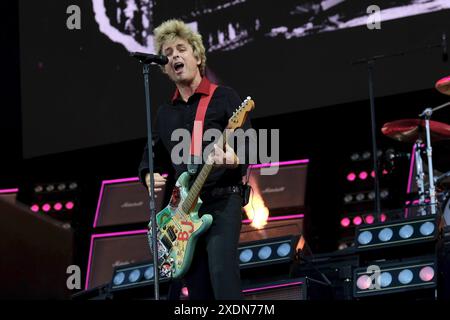 Newport, Großbritannien. Juni 2024. Billie Joe Armstrong, Leadsänger und Gitarrist der amerikanischen Punkband Green Day, tritt live auf der Bühne des Isle of Wight Festivals auf. Quelle: SOPA Images Limited/Alamy Live News Stockfoto