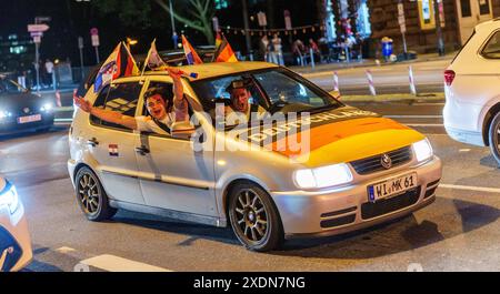 23. Juni 2024, Hessen, Frankfurt/Main: Fußball: Europameisterschaft, öffentliche Sicht Schweiz - Deutschland. Die Fans feiern die deutsche Nationalmannschaft mit einer Autokabine in der Innenstadt. Foto: Andreas Arnold/dpa Stockfoto