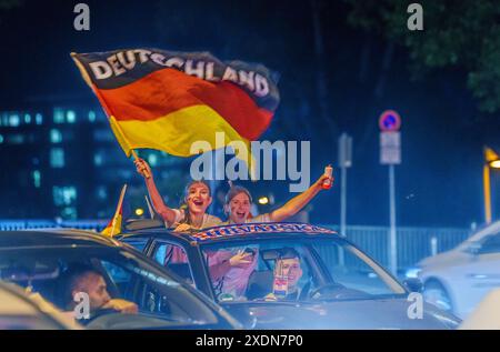 23. Juni 2024, Hessen, Frankfurt/Main: Fußball: Europameisterschaft, öffentliche Sicht Schweiz - Deutschland. Die Fans feiern die deutsche Nationalmannschaft mit einer Autokabine in der Innenstadt. Foto: Andreas Arnold/dpa Stockfoto