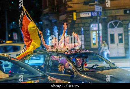 23. Juni 2024, Hessen, Frankfurt/Main: Fußball: Europameisterschaft, öffentliche Sicht Schweiz - Deutschland. Die Fans feiern die deutsche Nationalmannschaft mit einer Autokabine in der Innenstadt. Foto: Andreas Arnold/dpa Stockfoto