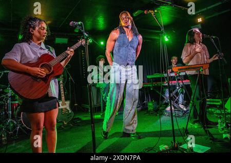 Tiny Habits beginnen ihre „Little Bit FAR“ Tour in Leeds, Großbritannien mit: Tiny Habits, Cinya Khan, Maya Rae, Judah Mayowa Where: Leeds, United Kingdom Wann: 22 May 2024 Credit: Graham Finney/WENN Stockfoto