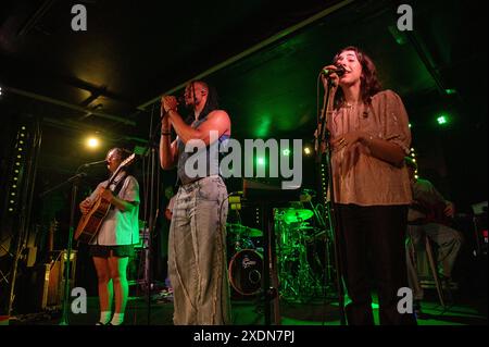 Tiny Habits beginnen ihre „Little Bit FAR“ Tour in Leeds, Großbritannien mit: Tiny Habits, Cinya Khan, Maya Rae, Judah Mayowa Where: Leeds, United Kingdom Wann: 22 May 2024 Credit: Graham Finney/WENN Stockfoto