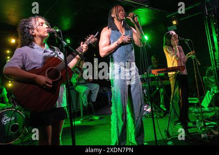 Tiny Habits beginnen ihre „Little Bit FAR“ Tour in Leeds, Großbritannien mit: Tiny Habits, Cinya Khan, Maya Rae, Judah Mayowa Where: Leeds, United Kingdom Wann: 22 May 2024 Credit: Graham Finney/WENN Stockfoto