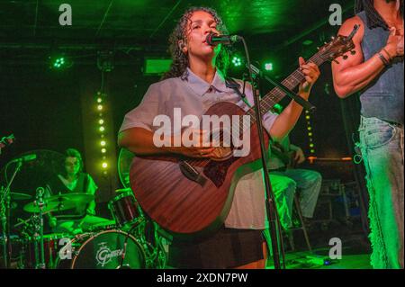 Tiny Habits beginnen ihre „Little Bit FAR“ Tour in Leeds, Großbritannien mit: Tiny Habits, Cinya Khan, Maya Rae, Judah Mayowa Where: Leeds, United Kingdom Wann: 22 May 2024 Credit: Graham Finney/WENN Stockfoto