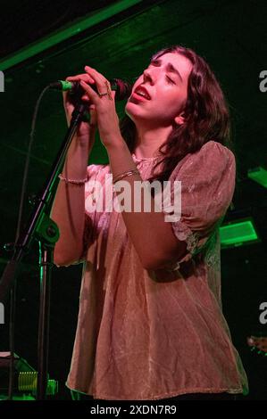 Tiny Habits beginnen ihre „Little Bit FAR“ Tour in Leeds, Großbritannien mit: Tiny Habits, Cinya Khan, Maya Rae, Judah Mayowa Where: Leeds, United Kingdom Wann: 22 May 2024 Credit: Graham Finney/WENN Stockfoto