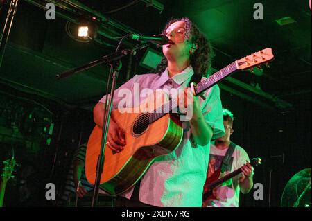 Tiny Habits beginnen ihre „Little Bit FAR“ Tour in Leeds, Großbritannien mit: Tiny Habits, Cinya Khan, Maya Rae, Judah Mayowa Where: Leeds, United Kingdom Wann: 22 May 2024 Credit: Graham Finney/WENN Stockfoto